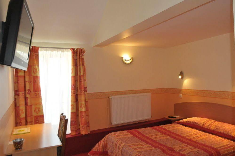 Logis Hotel Le Val De Vence Launois-sur-Vence Exterior photo